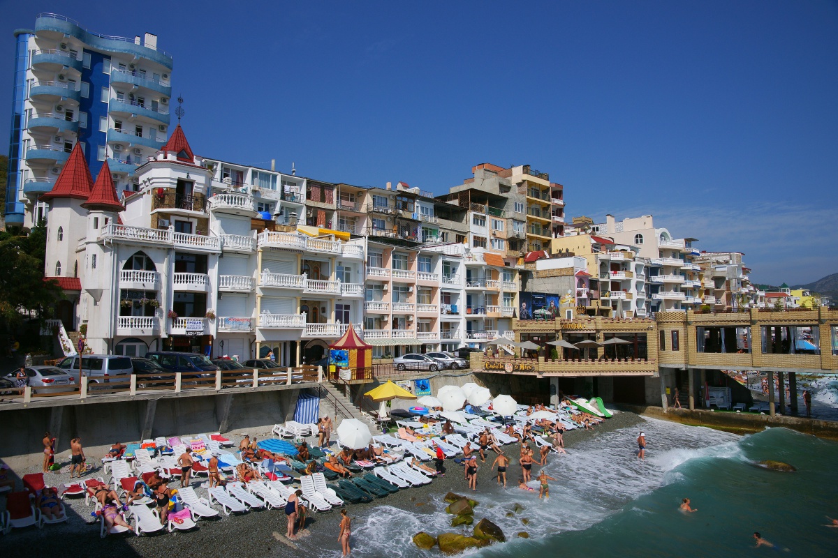 Алушта поселок утес. Крым поселок Утес Санта Барбара. Поселок Утес Алушта. Санта Барбара эллинги Крым утёс. Отель Санта Барбара Крым Утес.