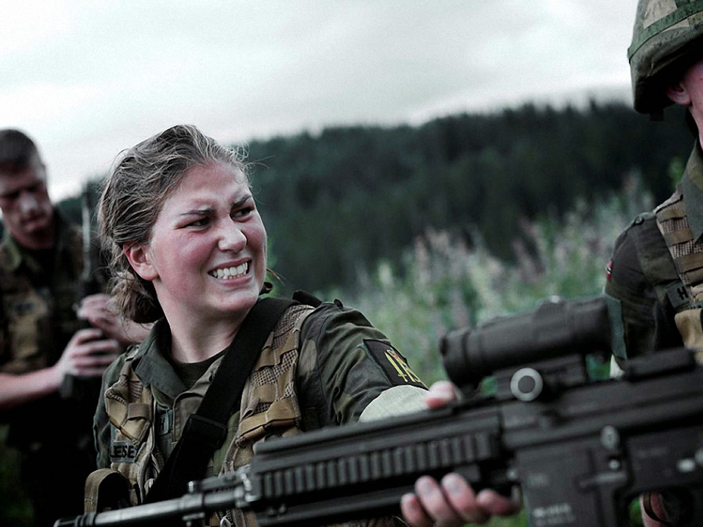 Фото девушки армии. Женщины в норвежской армии. Современные женщины военные. Норвежские девушки военные. Женщины на современной войне.