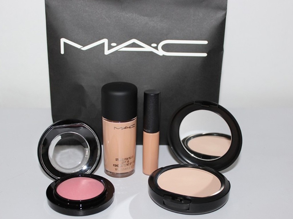 Mc cosmetics. Пудра Mac Prep+Prime. Фирмы косметики. Фирма Mac. Бренд косметики Мак.